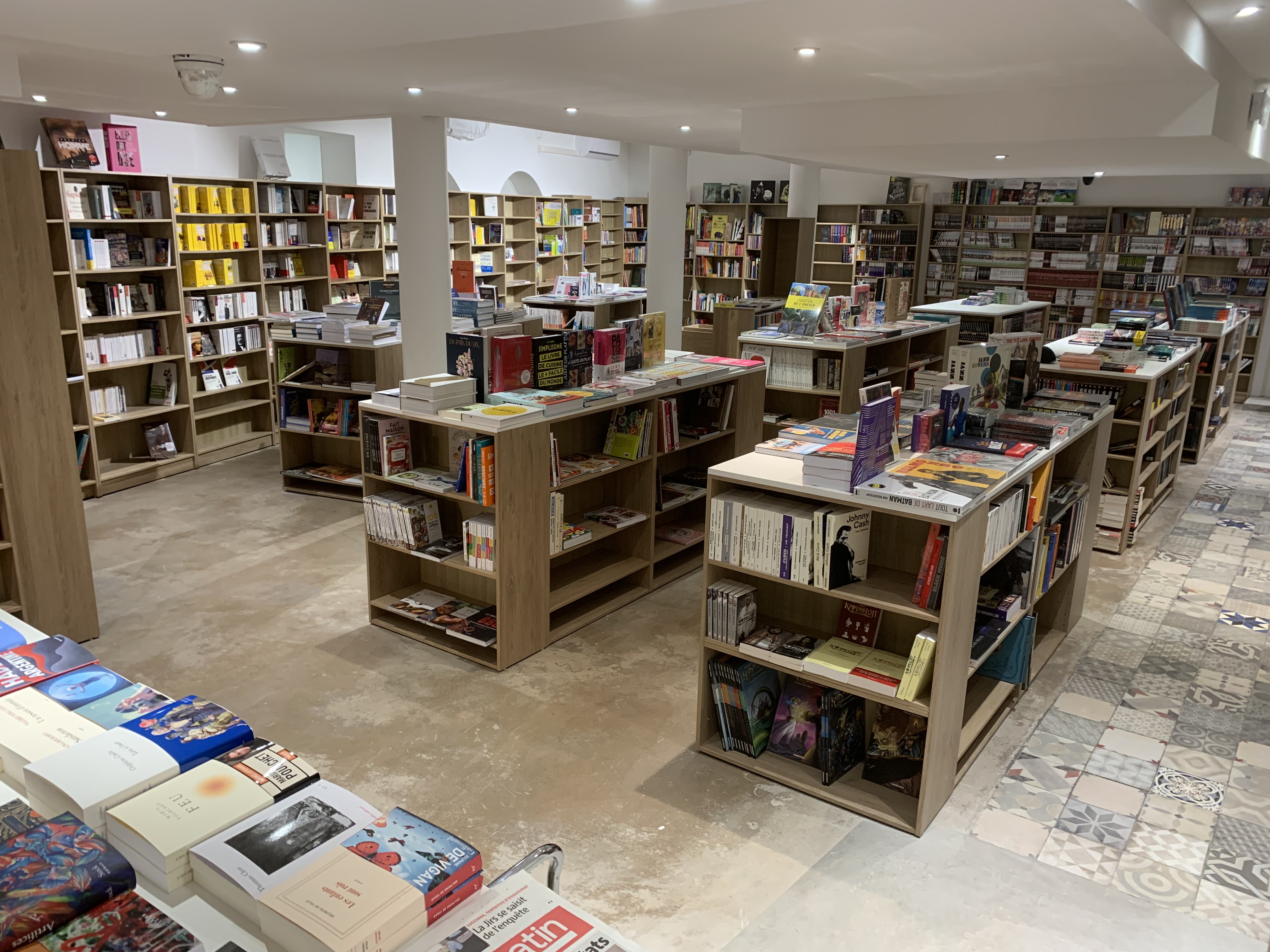 Déjà 10 000 réferences dans les diiférents rayons de la librairie.