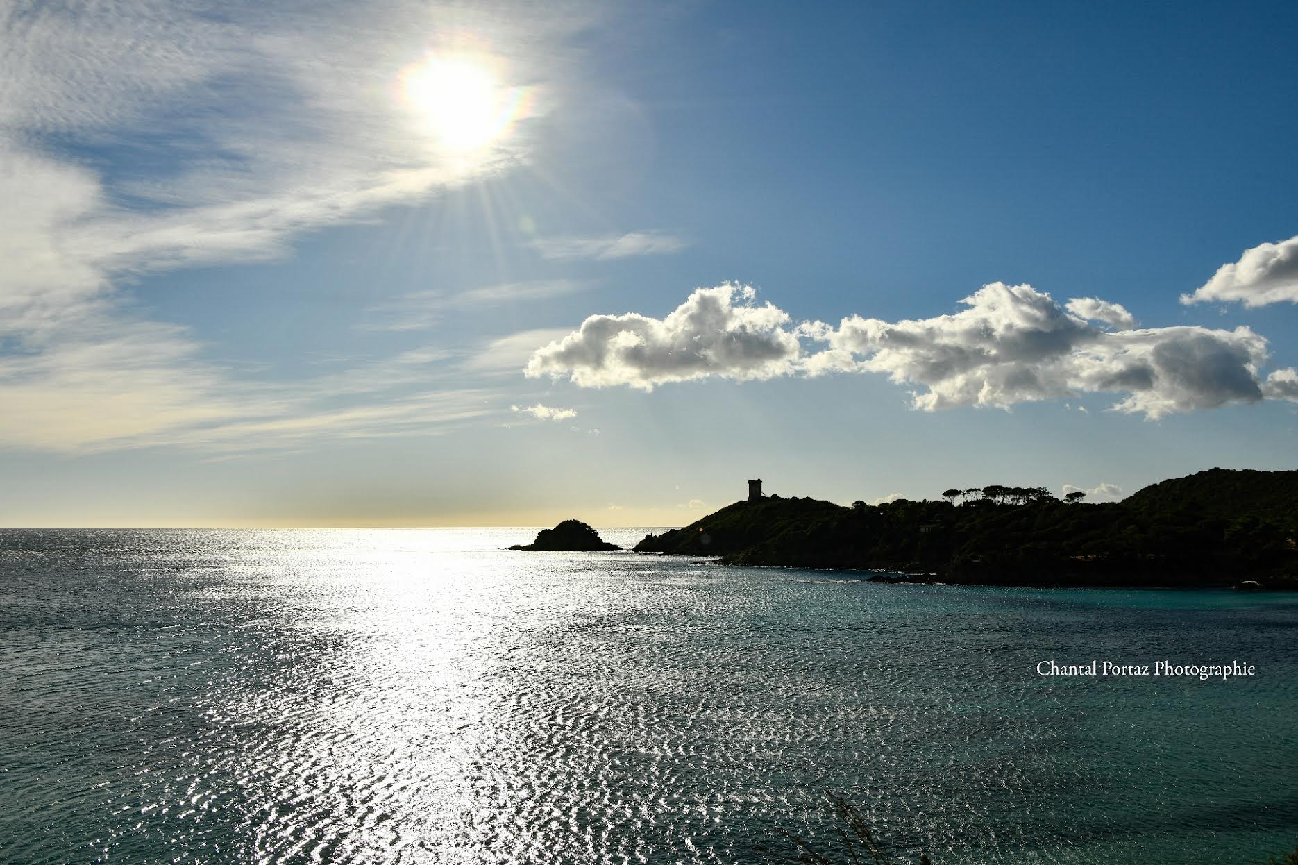 La photo du jour : la tour de Fautea entre ciel bleu et reflets argentés de la mer