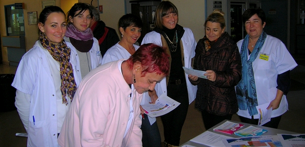 Les membres de l'ARLIN et des divers services du centre hospitalier d'Ajaccio ont sensibilisé le public au bon comportement à adopter face aux traitements médicamenteux. (Photo : Yannis-Christophe Garcia)