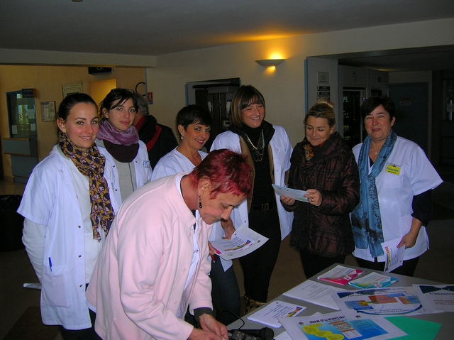 Cette journée s'est déroulée dans le cadre national de la semaine de la sécurité des patients. Le public et les patients ont réservé un accueil favorable aux membres du personnel. (Photo : Yannis-Christophe Garcia)