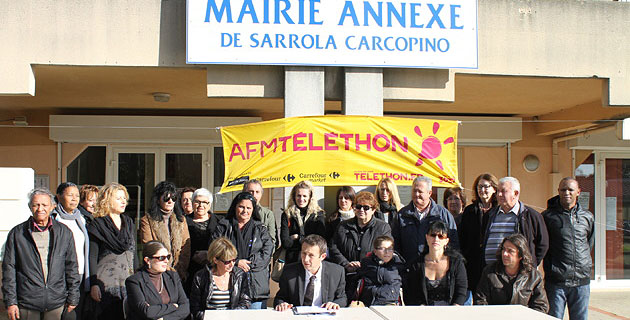 Alexandre Sarrola entouré des organisateurs du Téléthon