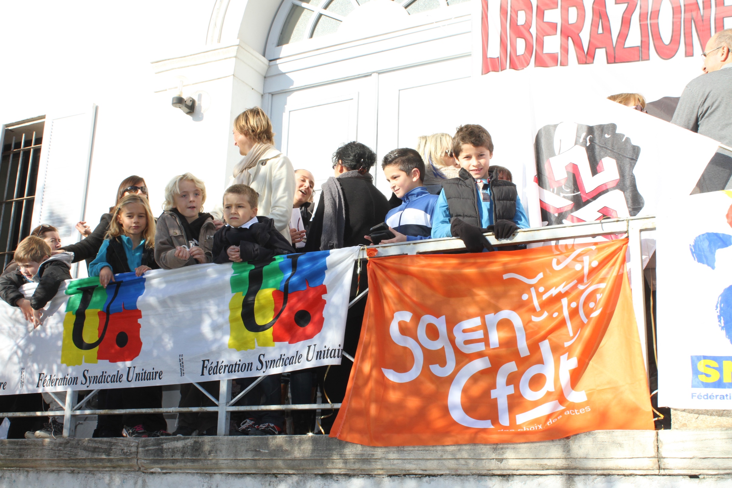 Des enfants et leurs parents aux côtés des enseignants