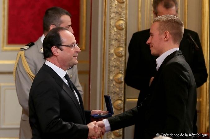 Le courage de Romain Iltis récompensé à l’Elysée par François Hollande