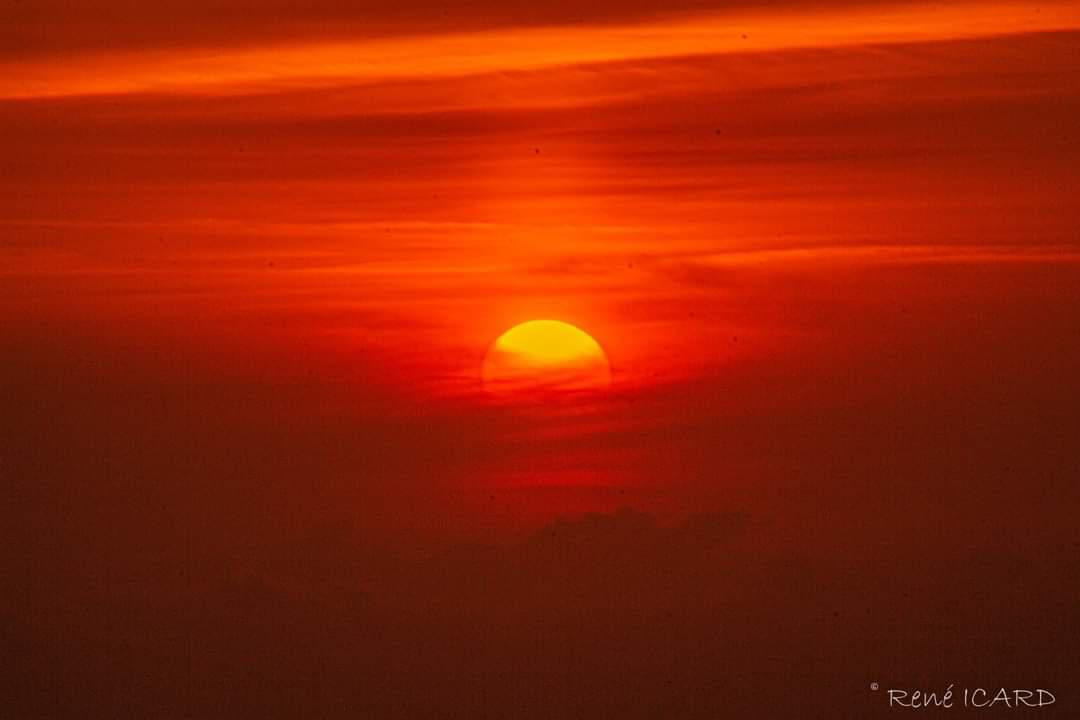 La photo du jour : lorsque le soleil se lève derrière un voile de nuages