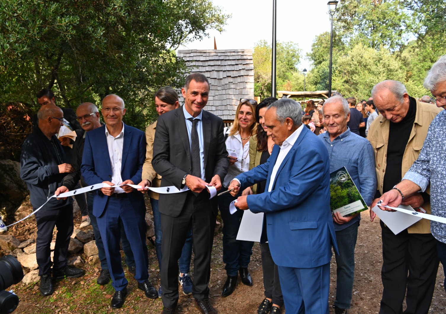 L’inauguration du sentier "U mondu di Ditu Mignuleddu", a eu lieu ce jeudi 20 octobre en présence de Gilles Simeoni, Président du Conseil exécutif de Corse, et de Gilles Giovannangeli, Président de l'Uffiziu d'  Ecchippamentu Idrolicu di Corsica - OEHC