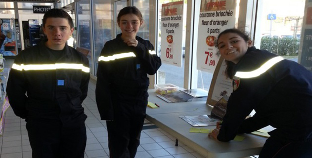 Les jeunes sapeurs-pompiers volontaires de Calvi vendent le calendrier et billets de tombola