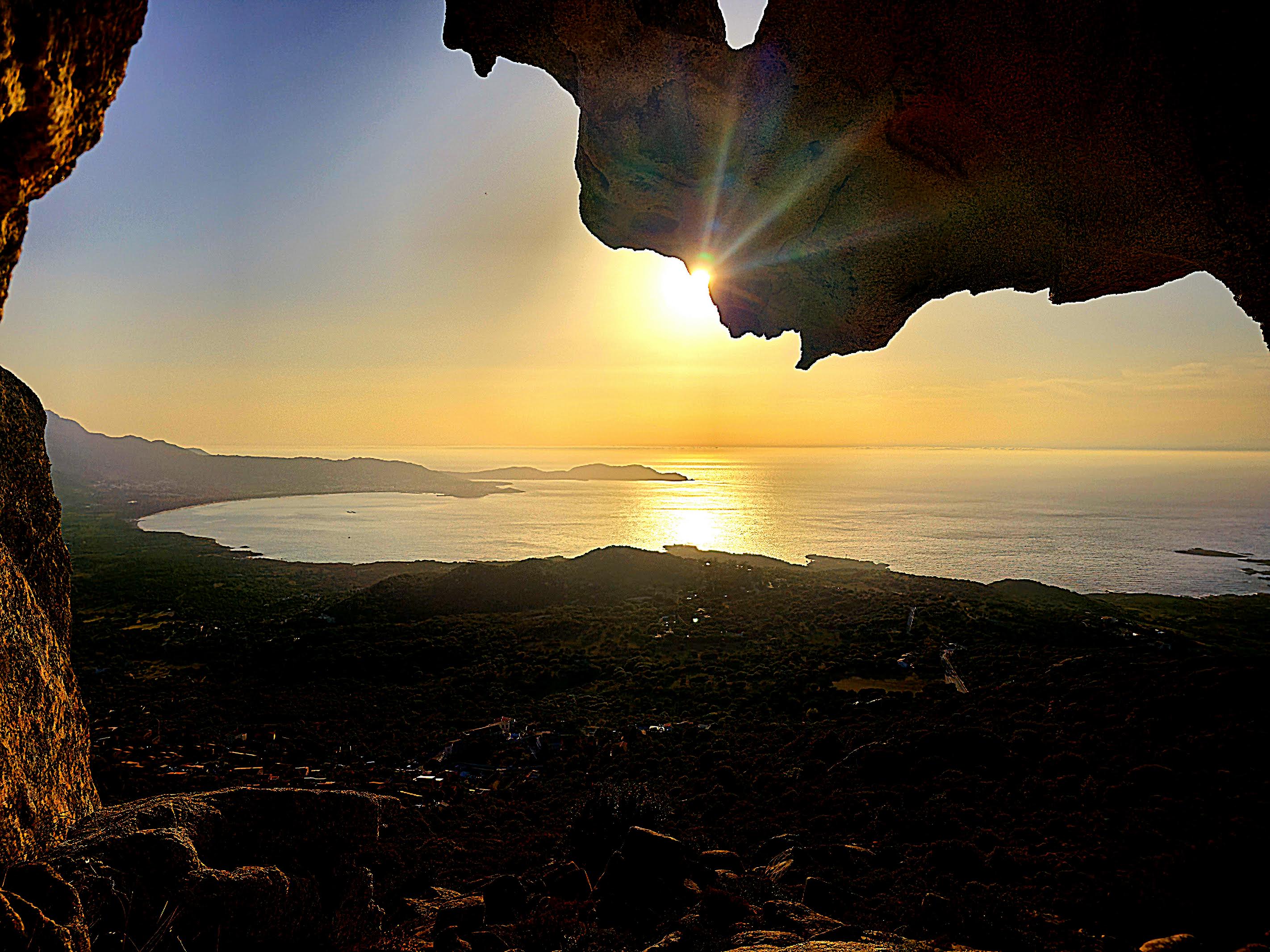 Vue depuis la grotte au-dessus d Occi à Lumio surplombant la baie de Calvi (Eric Frulani)