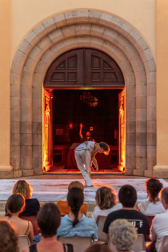 Représentation en plein air d'Une Saison en enfer, d'Arthur Rimbaud. Crédit photo: Francisc Martinas