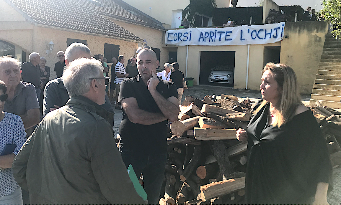 Maryline Taddei (à droite) se bat pour ne pas perdre sa maison.