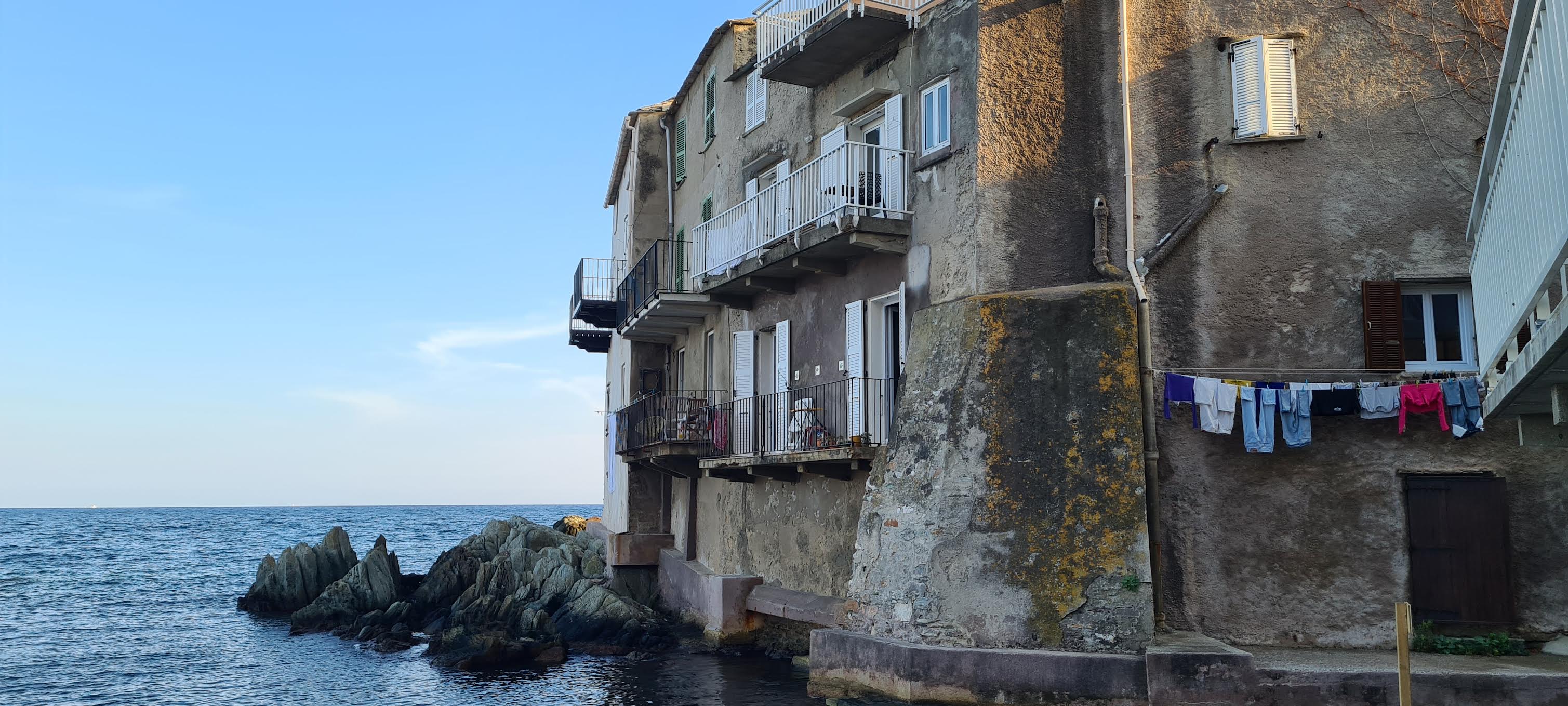 La photo du jour : les balcons sur la mer d'Erbalonga