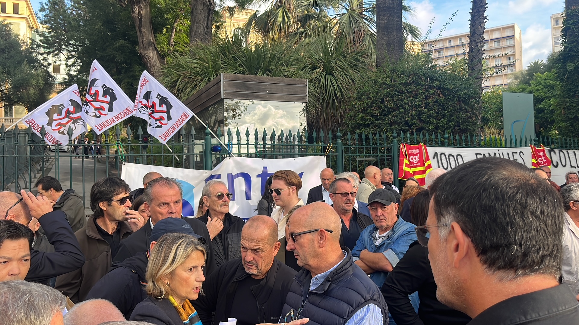 Marie-Antoinette Maupertuis, la Président de l'Assemblée de Corse, est venue à la rencontre des représentants de Strada Corsa et FNTV Corse.