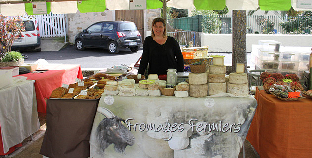 Carole Pala et le fromage fabriqué par Rémi, son mari