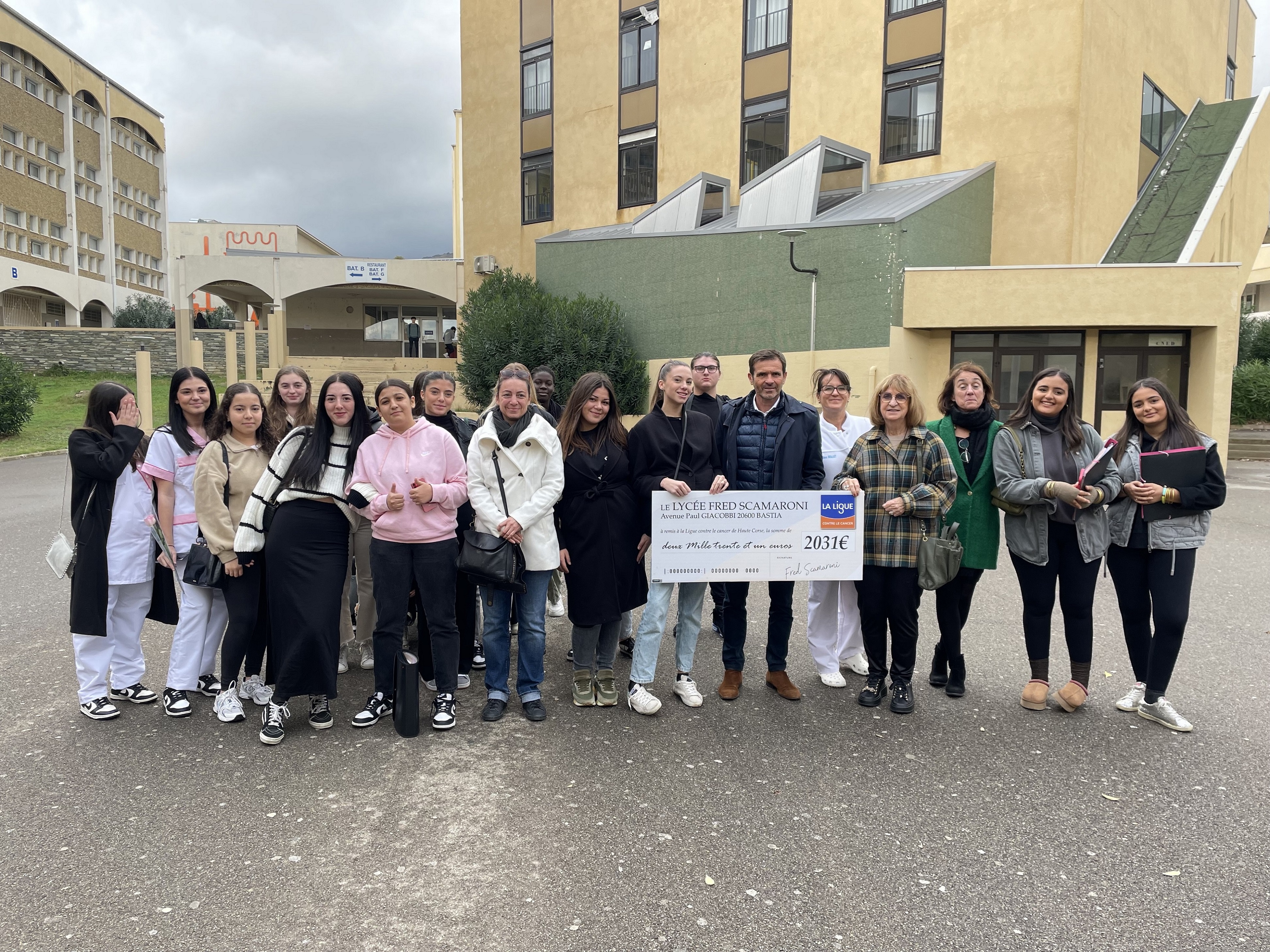 Jean-Martin Mondoloni, ses enseignants et ses élèves ont remis un joli chèque à Claudine Legay de la Ligue contre le cancer.
