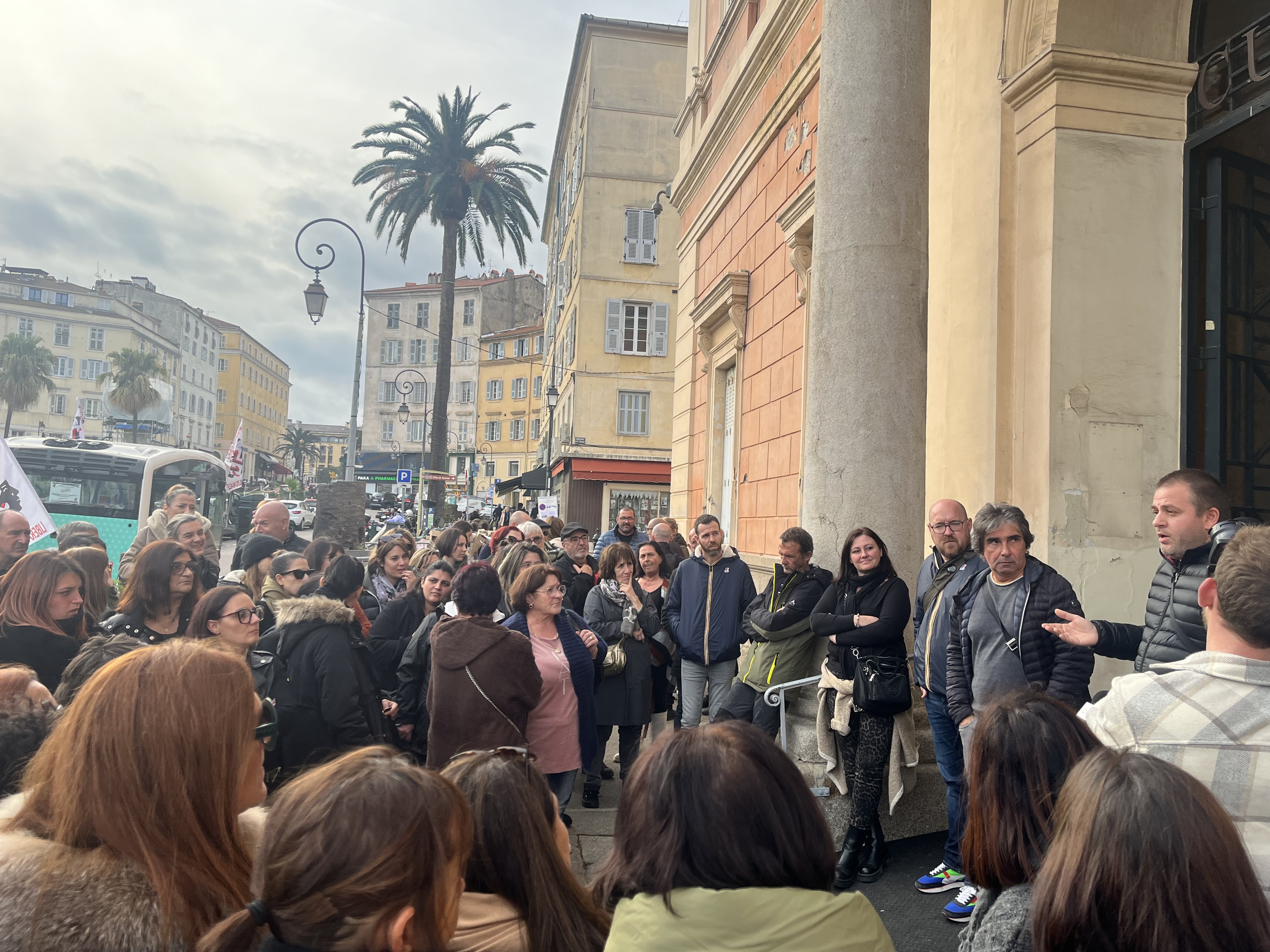 De nombreux agents étaient présents devant la mairie d'Ajaccio pour attendre la décision des élus.