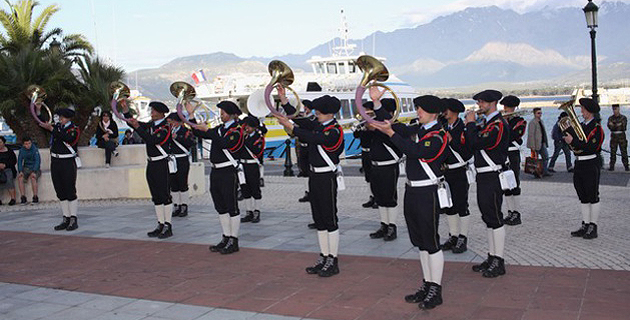 La fanfare du 27e Bataillon de Chasseurs Alpins en démonstration à Calvi