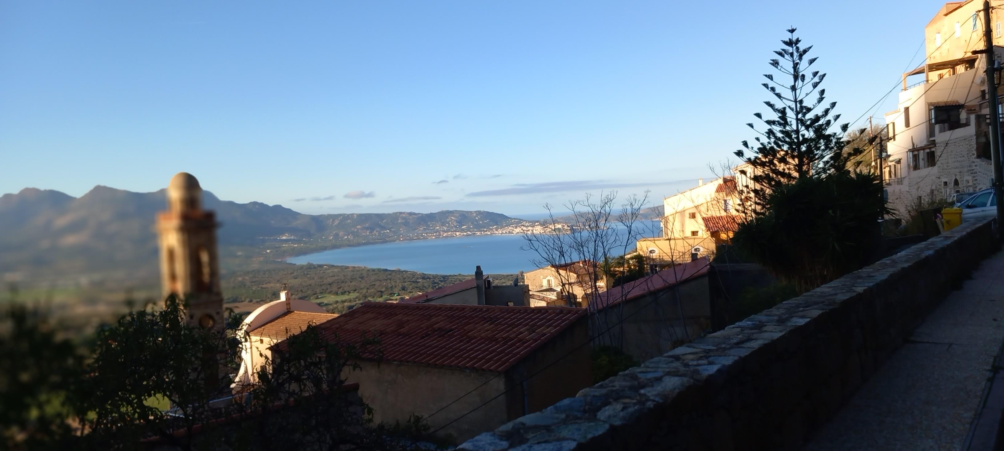 Vue sur la baie de Calvi depuis le haut de Lumio (Bernard Lorriaux)