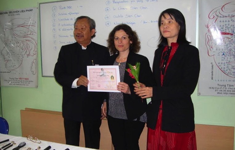 Brenda Fékété avec la remise de son Diplôme de multi-réflexologie Dien Chan par le Professeur Dr. Bui Quôc Châu (venu du Vietnam) et  la présidente  Le Yen Zys