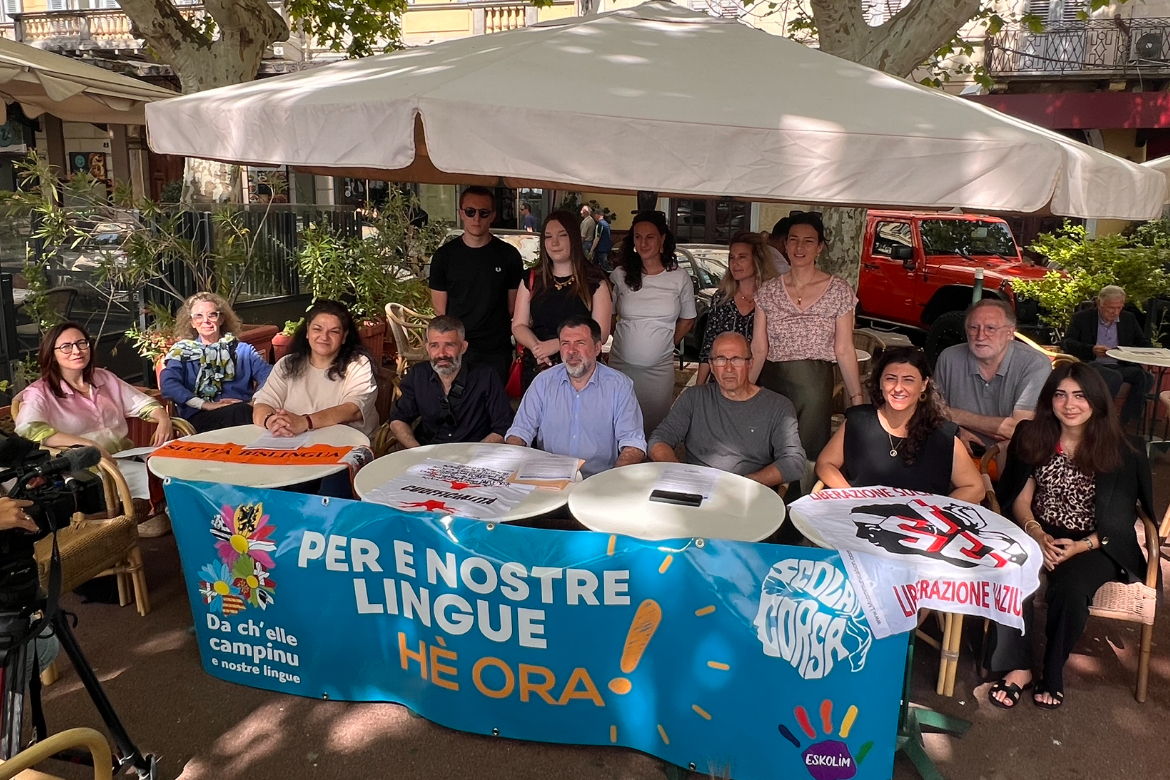 Le rassemblement de samedi est soutenu par un grand nombre d’associations et de structures dédiées à la préservation de la langue et de la culture corses. Parmi elles, on compte le Syndicat des Travailleurs Corses (STC), l'Association pour la Promotion de la Langue et de la Culture Corses (APC), l'Association pour l'Immersion Linguistique et Culturelle en Corse (AILCC), ainsi que des organisations locales comme "Parlemu corsu!", Praticalingua Bastia, Capicorsu, Balagna, Corti, Piaghja, Pian’ d’Avretu, la Ligue des Droits de l'Homme (LDH), Ghjuventù Paolina et Ghjuventù Indipendentista.