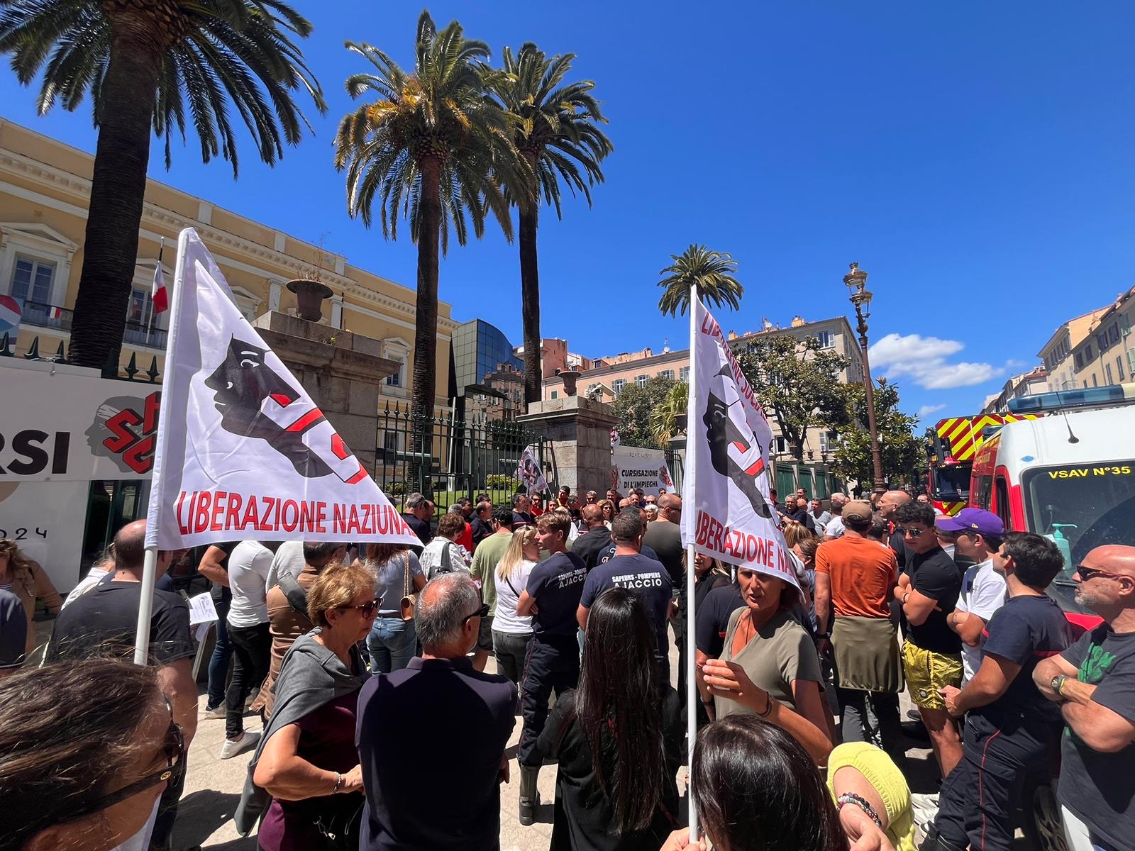 Plusieurs centaines de personnes se sont mobilisés devant la grille de la Préfecture de Région contre l'éventuelle suppression de la base de la sécurité civile d'Ajaccio.