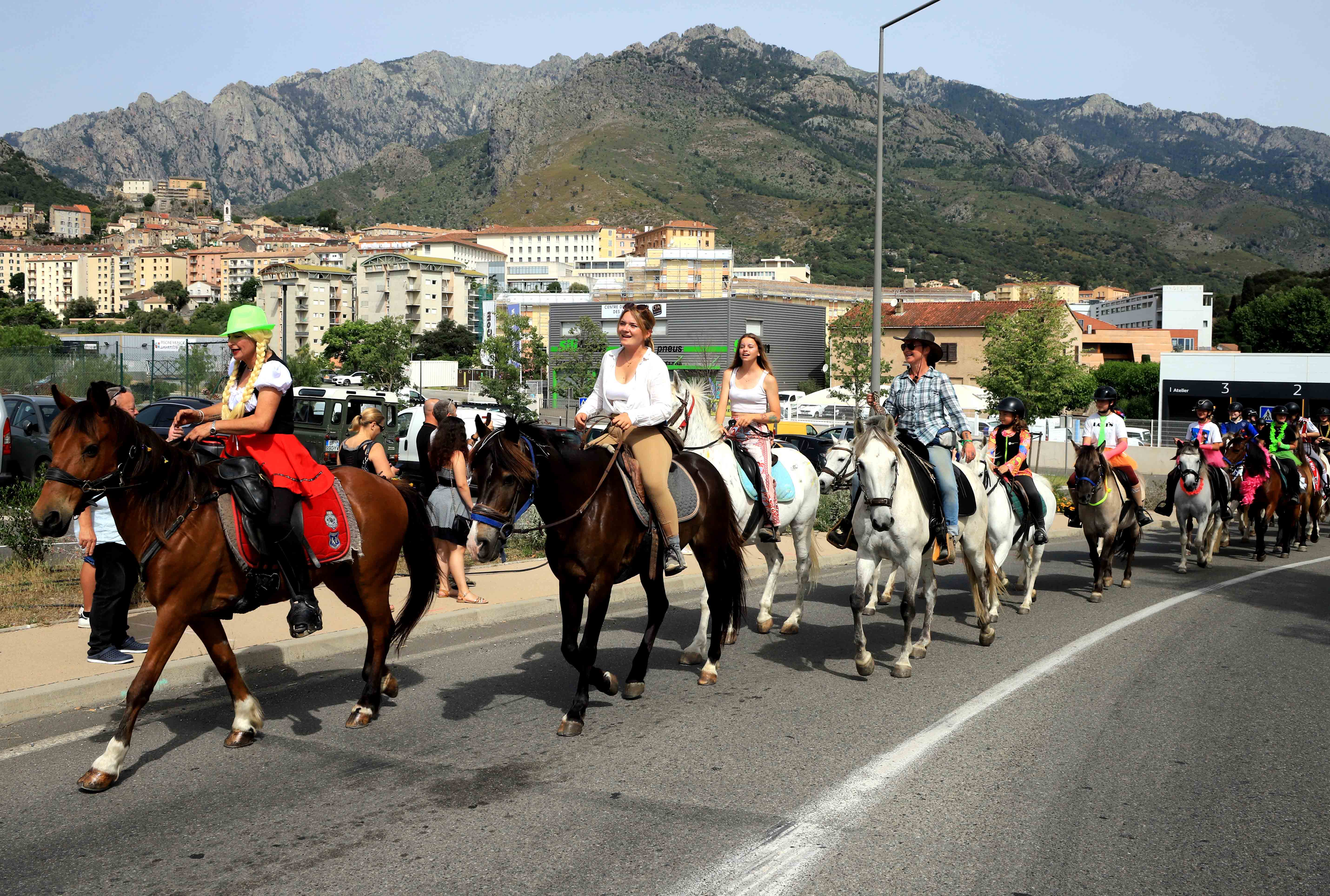 Plus de 300 cavaliers et leurs montures ont défilé dans les rues de Corte ce samedi matin. (Photos Studio Photos Grazi Ritratti)