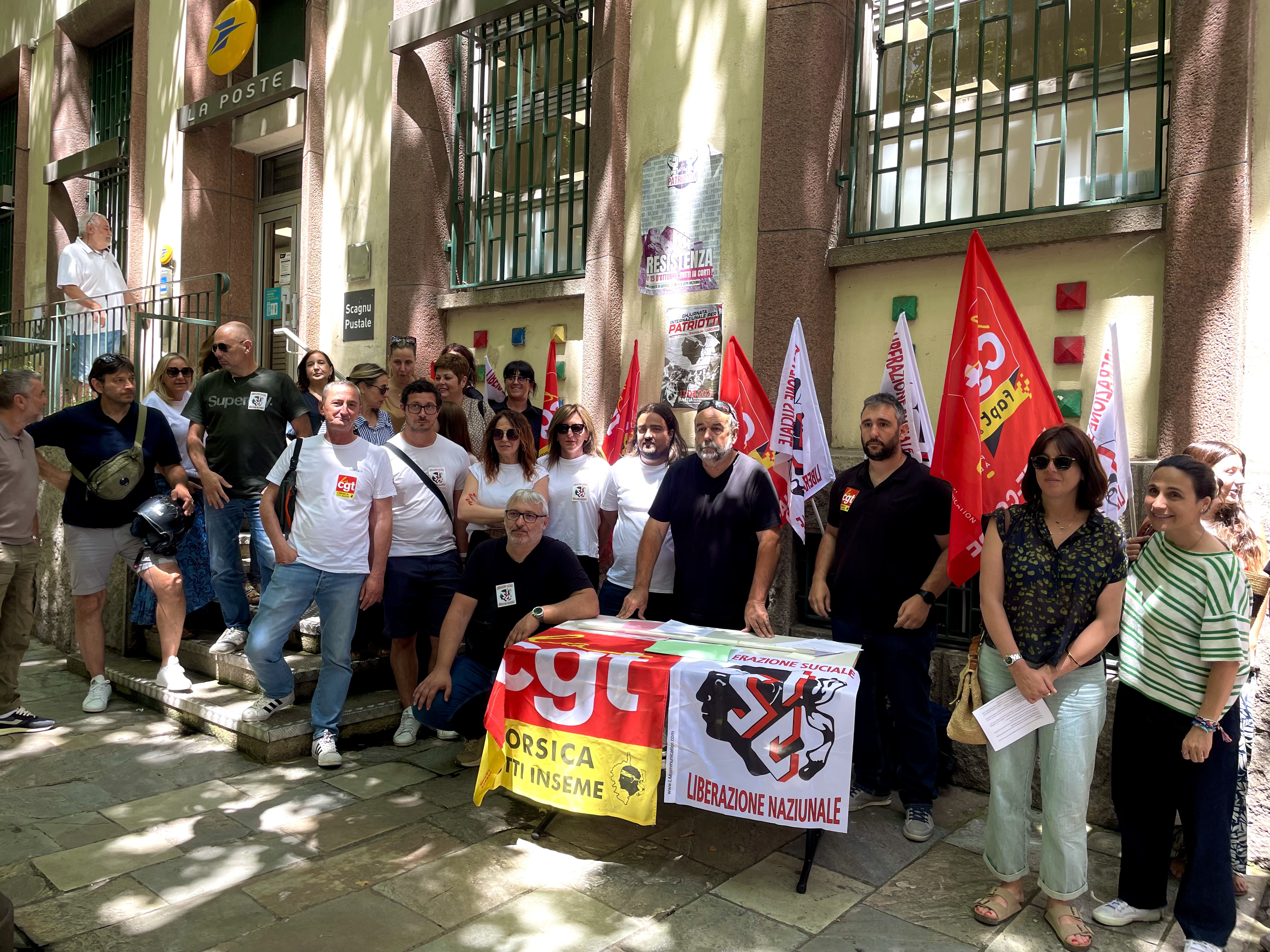 Le personnel de l'agence postale Bastia Saint-Nicolas s'est réuni devant le bureau avec la STC et la CGT Poste de Haute-Corse, lors du conférence de presse intersyndicale, ce 11 juin 2024.