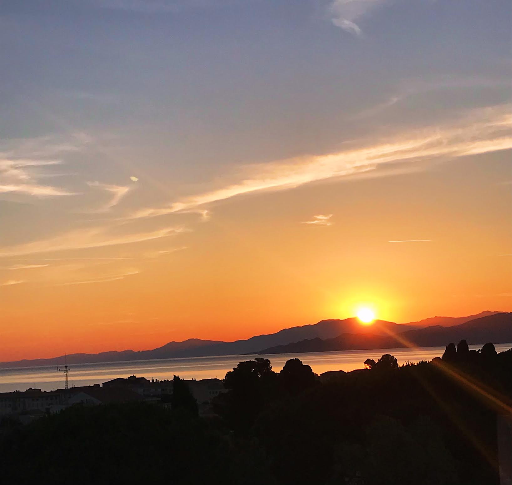 Lever de soleil sur le Cap Corse, vue de l'Ile-Rousse (Nicolas Agati)