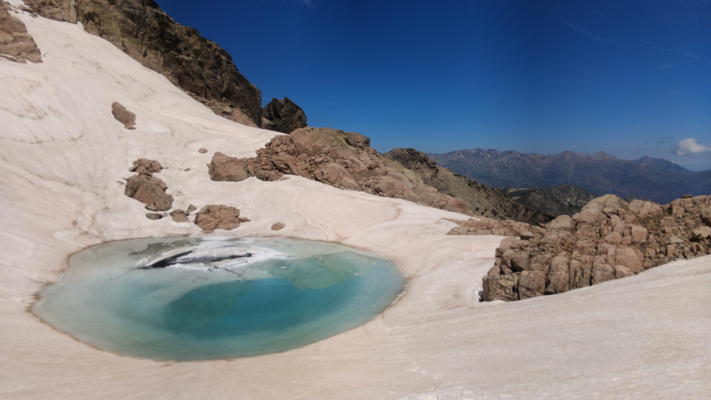 La photo du jour : le lac de Galiera toujours gelé 