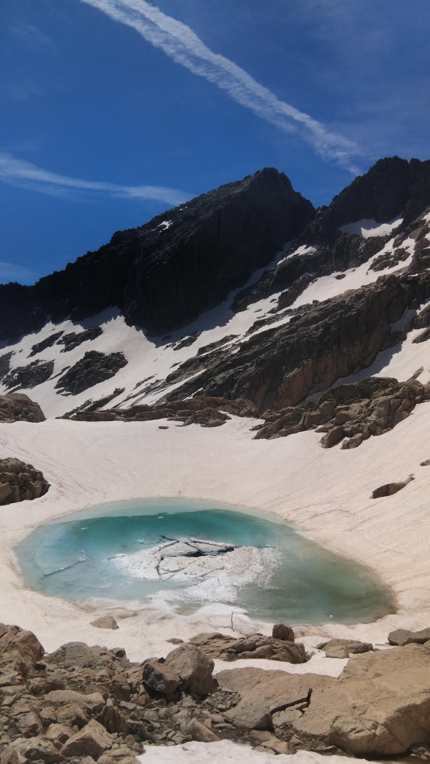 La photo du jour : le lac de Galiera toujours gelé 