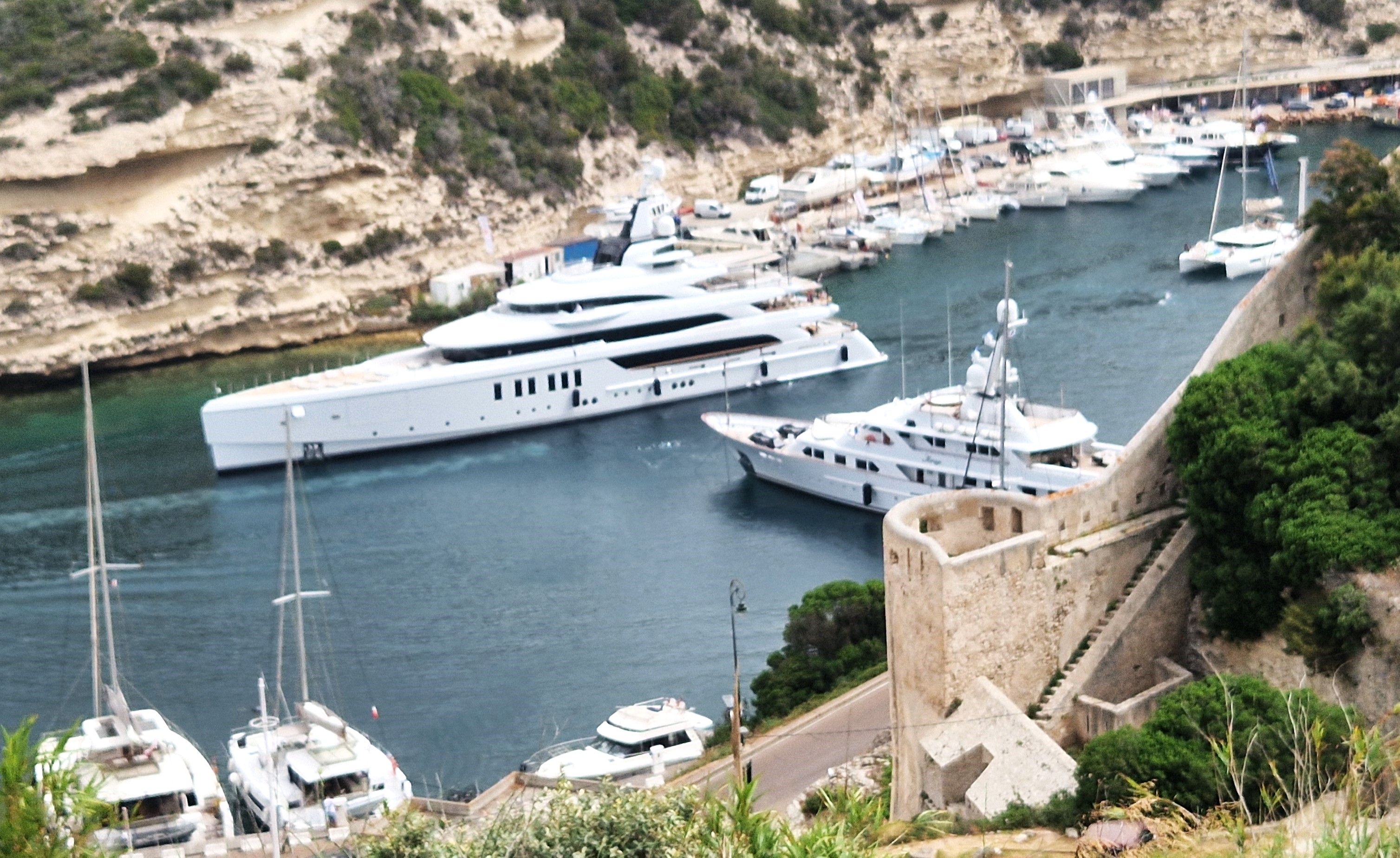 Une très grosse unité de plaisance quitte le port de Bonifacio (Photo François Canonici)