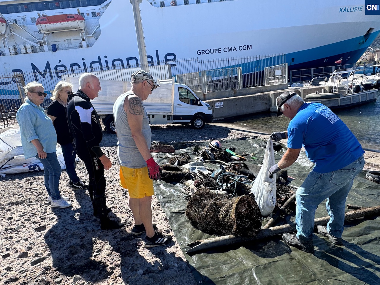 Opération de nettoyage du port de plaisance de Lisula