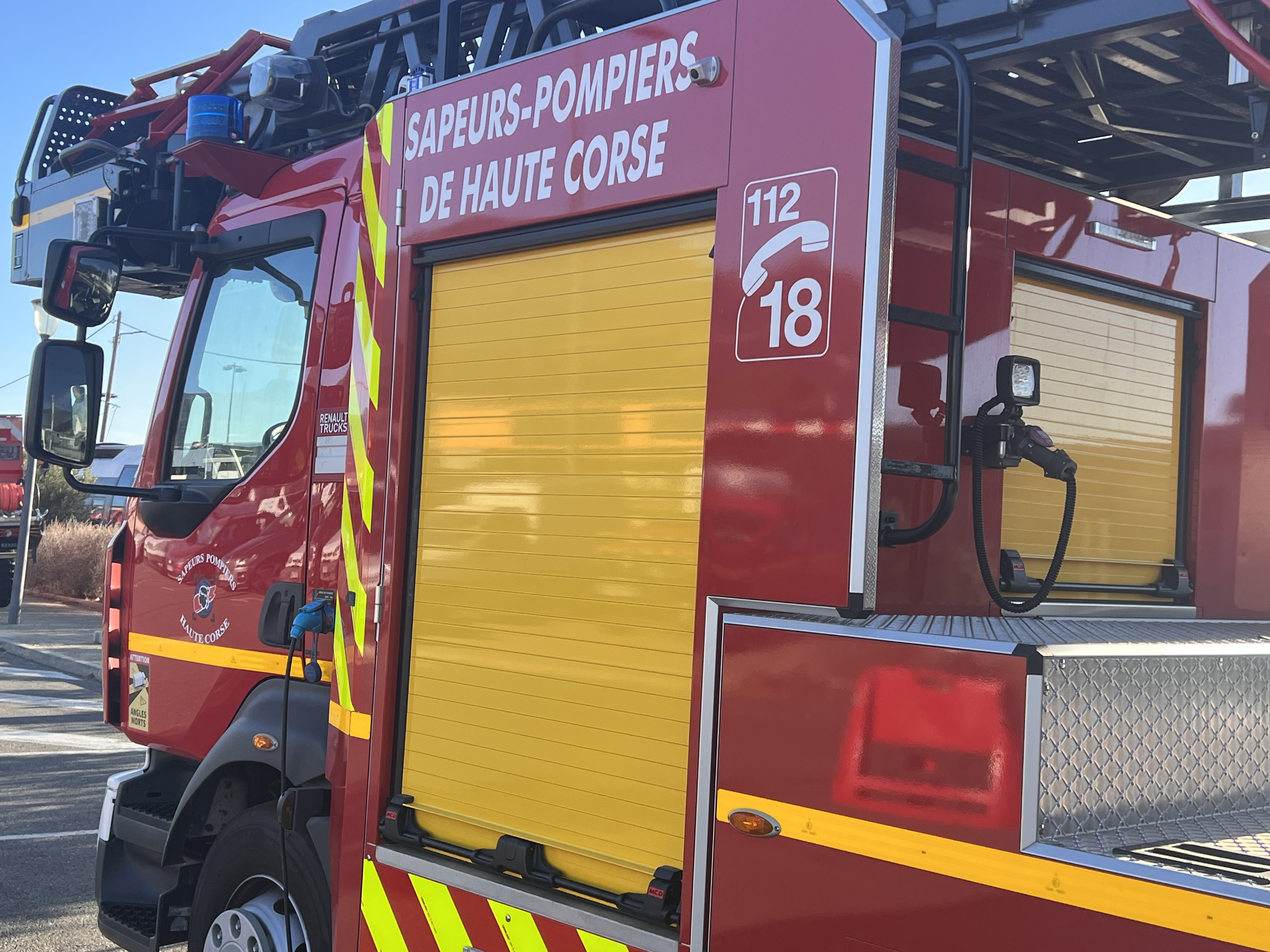 À Saint-Florent, un incendie détruit un poids lourd et endommage un engin de chantier