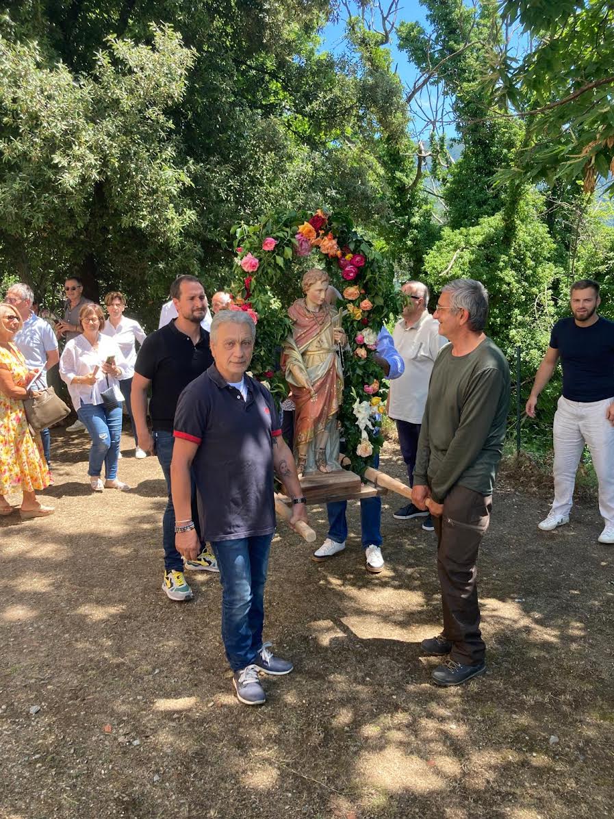 Procession de Saint-Vitus à Tarrano avant la remise du chèque de la fondation sauvegarde de l'Art français en partenariat avec Allianz