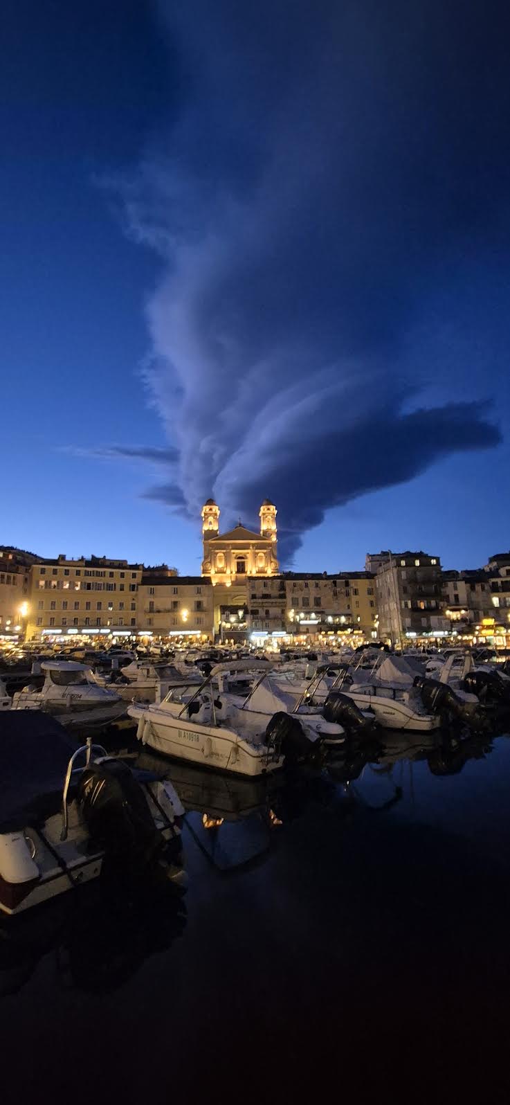 Nuage resté immobile pendant plus d'une heure dans le ciel de Bastia (Christian Delecroix)...