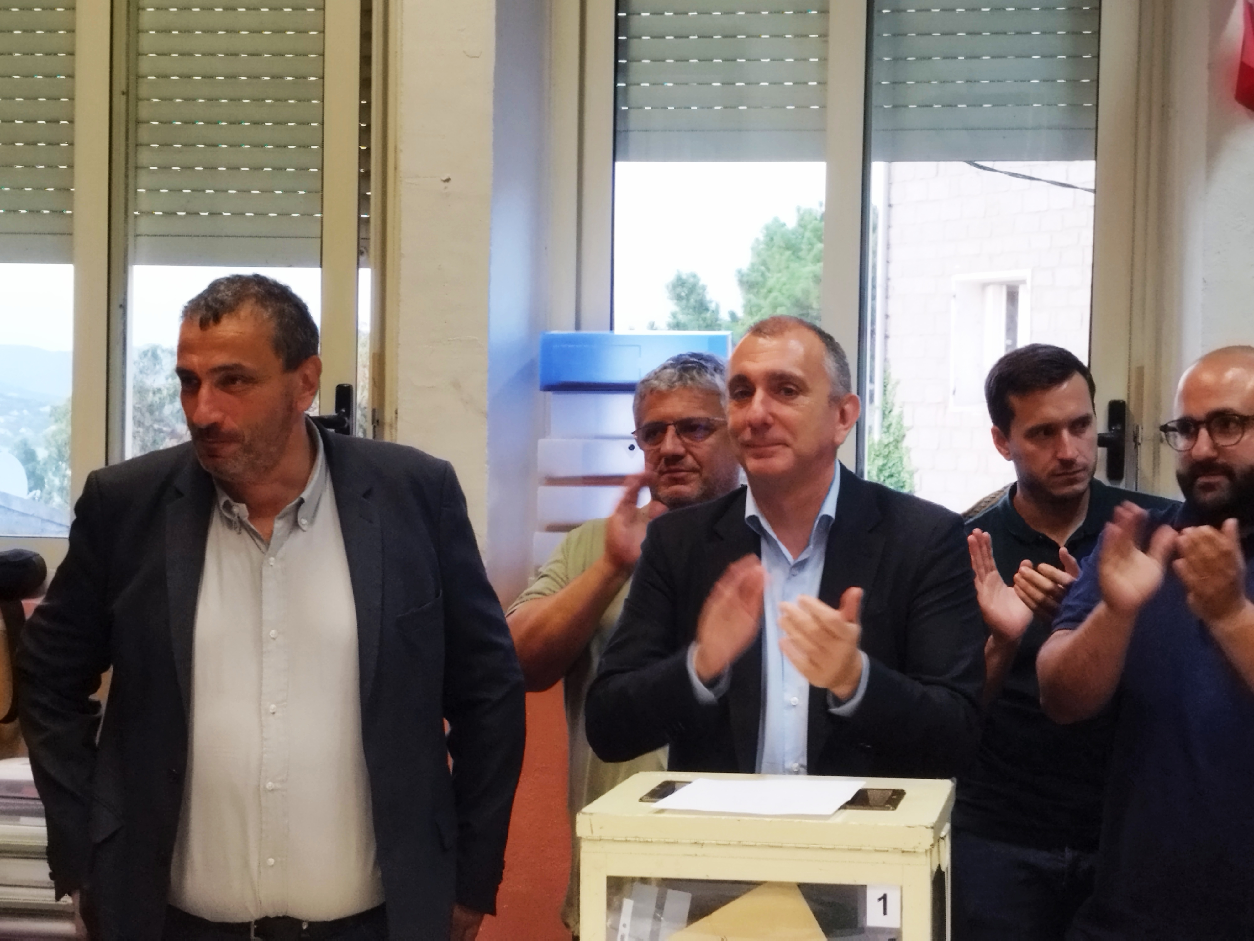 Jean-Christophe Angelini (au centre) félicite Paul-André Colombani (à gauche), dimanche soir. Mais le candidat du PNC est arrivé deuxième seulement, derrière le Rassemblement national.