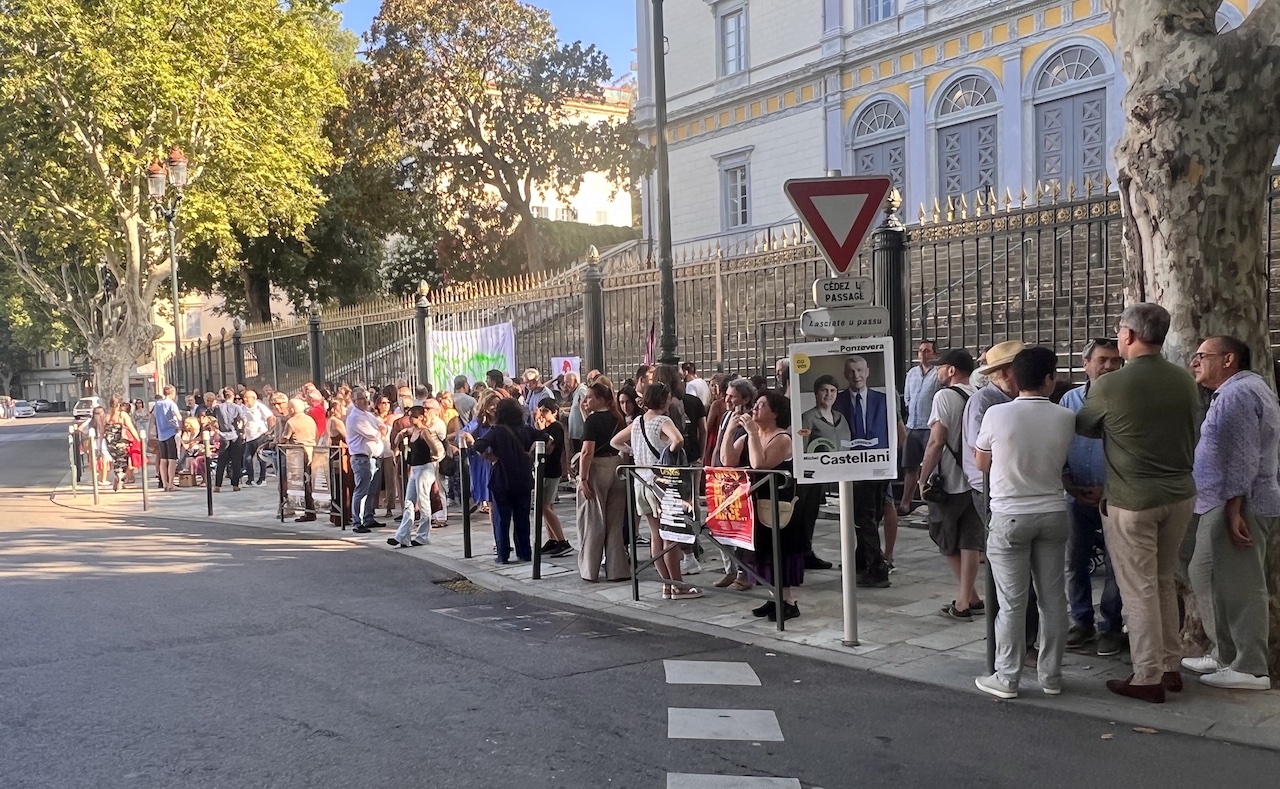 A Ajaccio et Bastia, des artistes et des personnalités participent aux rassemblements contre l'extrême droite 