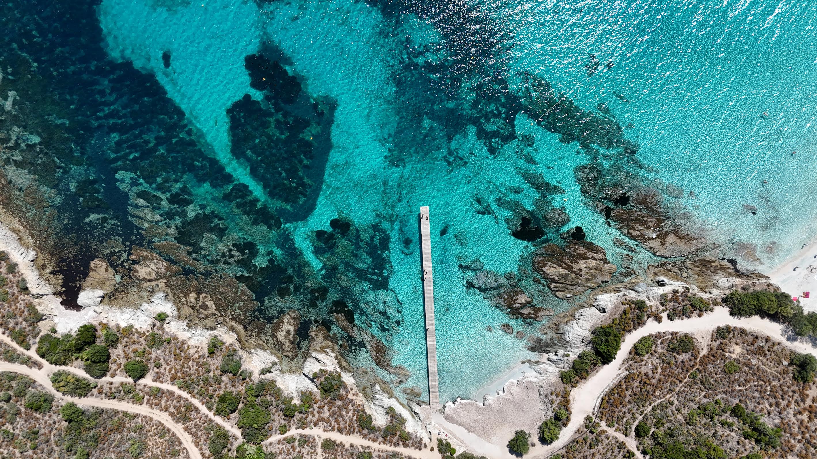 La photo du jour : le ponton de la plage du Lotu vu du ciel