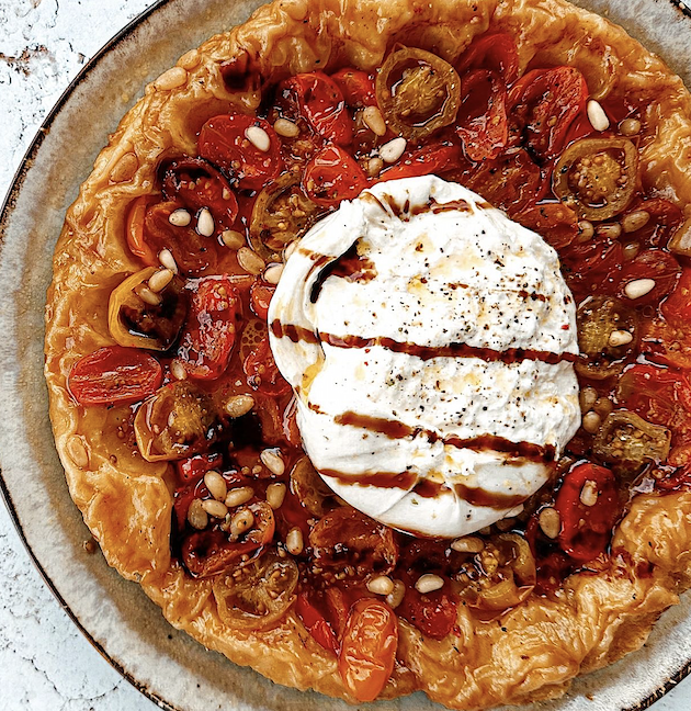 À table : Tarte tatin  aux tomates cerises, pignons et burata avec #lapetitecuisinedemarie