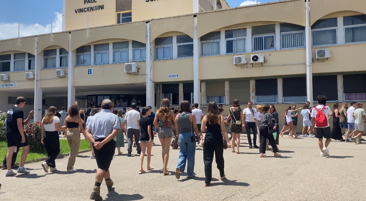 Plusieurs centaines d'élèves attendaient ce lundi les résultats devant le lycée Paul Vincensini de Bastia