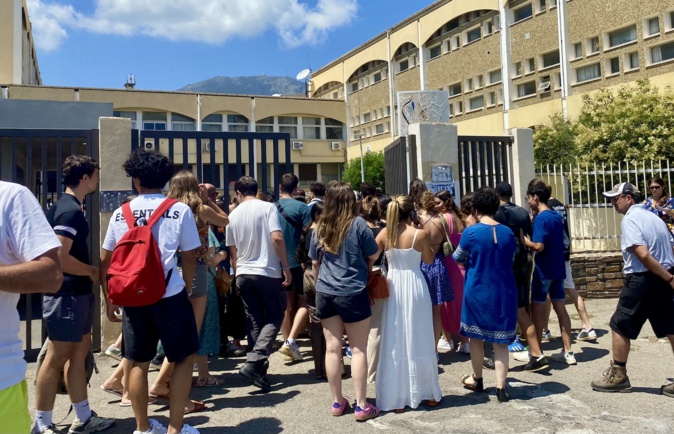 Les élèves de terminales découvrent les résultats du baccalauréat au lycée Montesoro de Bastia, lundi 8 juillet 2024.