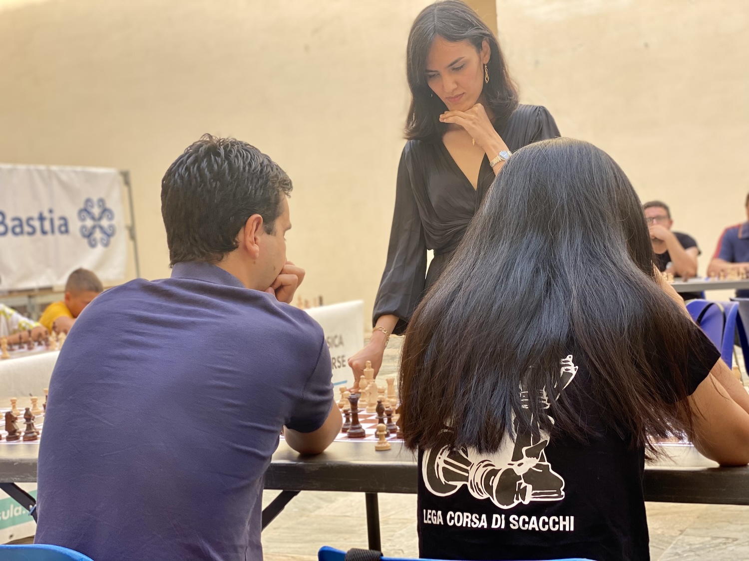 Mitra Hejazipour en pleine partie simultanée à Bastia, lundi 8 juillet 2024.