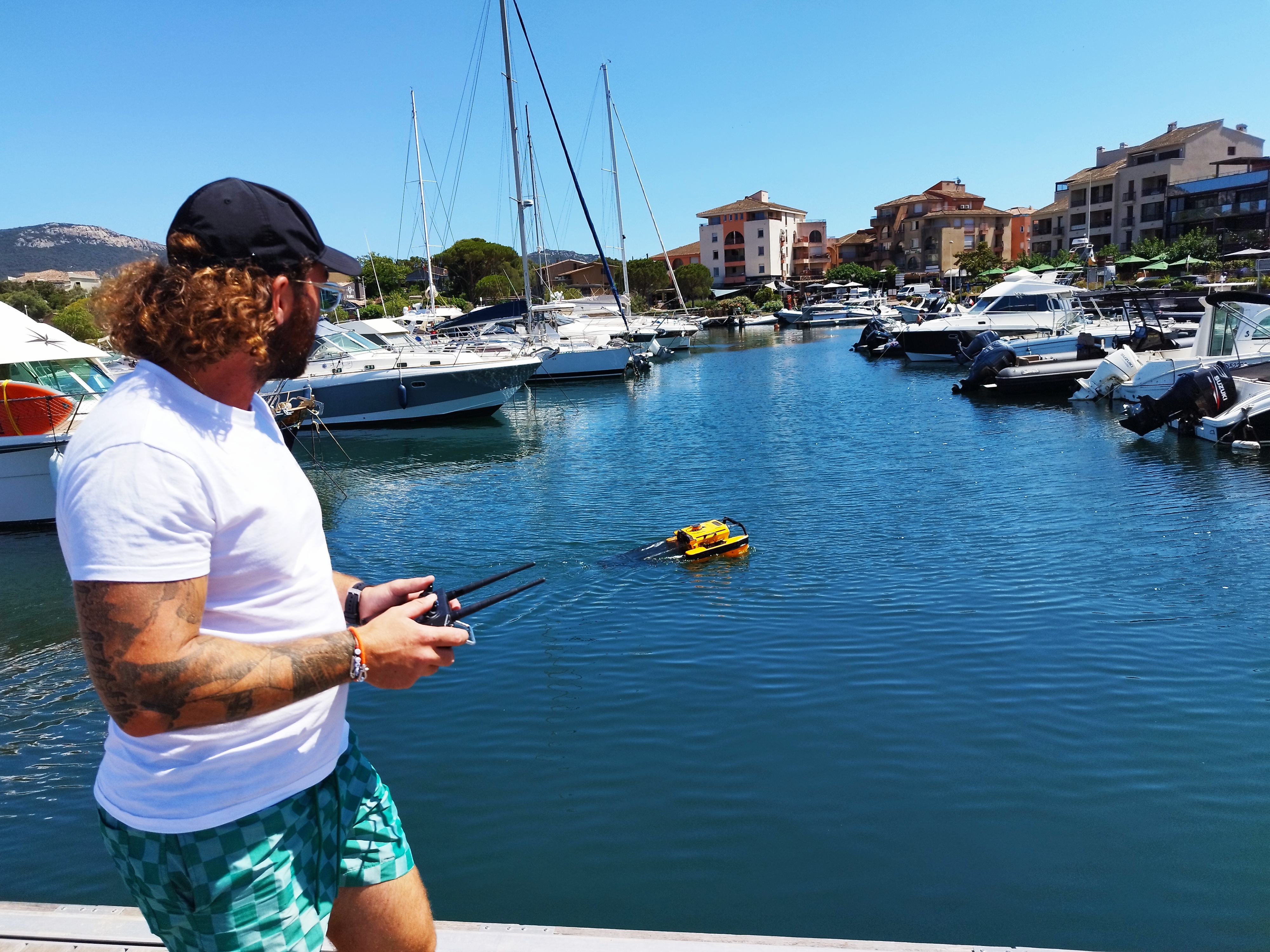 Olivier Sanna, dans le port de Porto-Vecchio, téléguide son robot-nettoyeur.