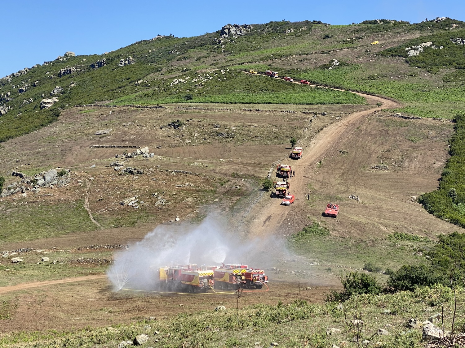 Les sapeurs pompiers effectuent une manoeuvre à l'eau de mer, pour montrer leurs dispositifs mis en place contre les incendies, jeudi 11 juillet 2024.