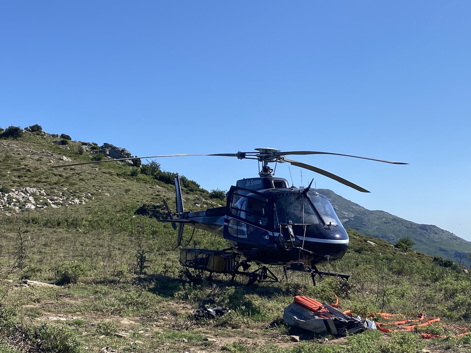 Pour lutter contre les incendies, les autorités travaillent aussi bien au sol que dans les airs.