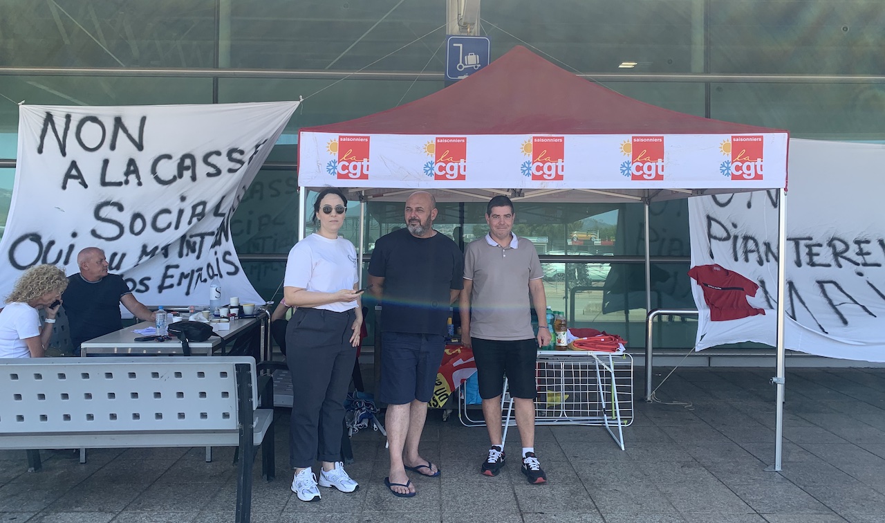 Deux de salariés avec  Patrice Bossart, le secrétaire général de la CGT de Corse-du-Sud.