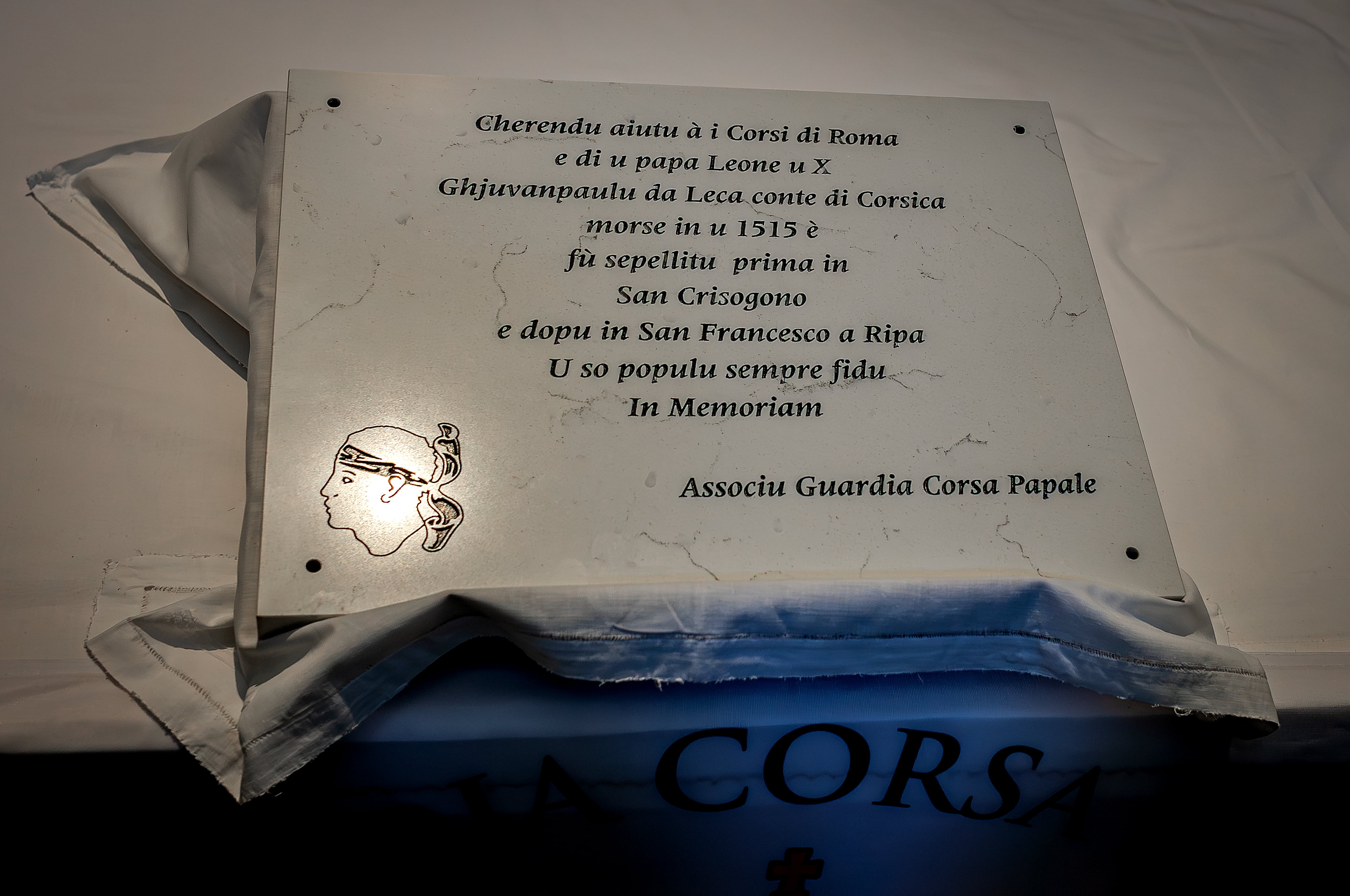 La plaque en hommage à Giampaolo de Leca. (Photo Associu di a Guardia Corsa Papale)