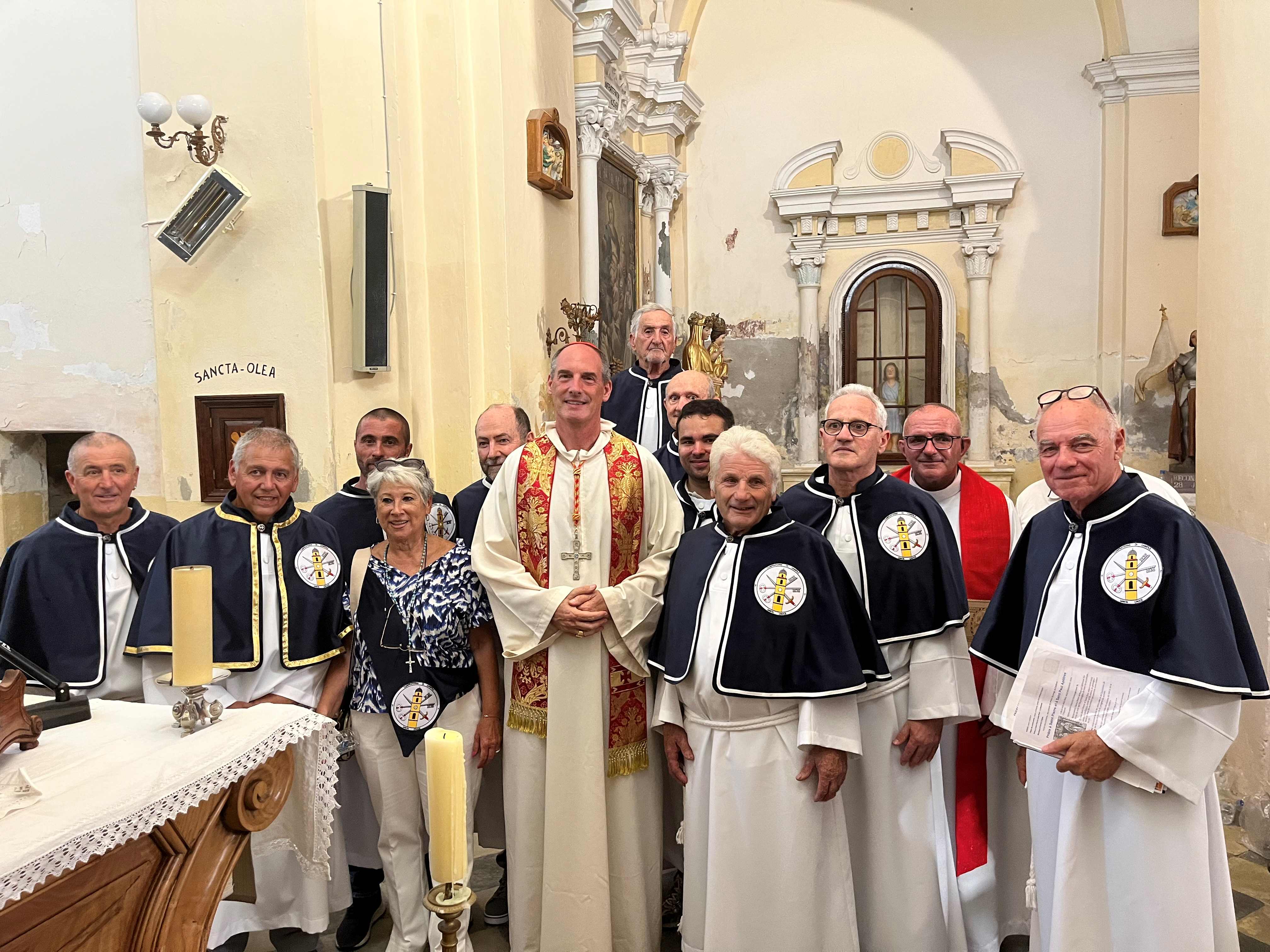 Les nouveaux confrères de Campile avec le Cardinal Bustillo (photo Confrerie Santa Croce)