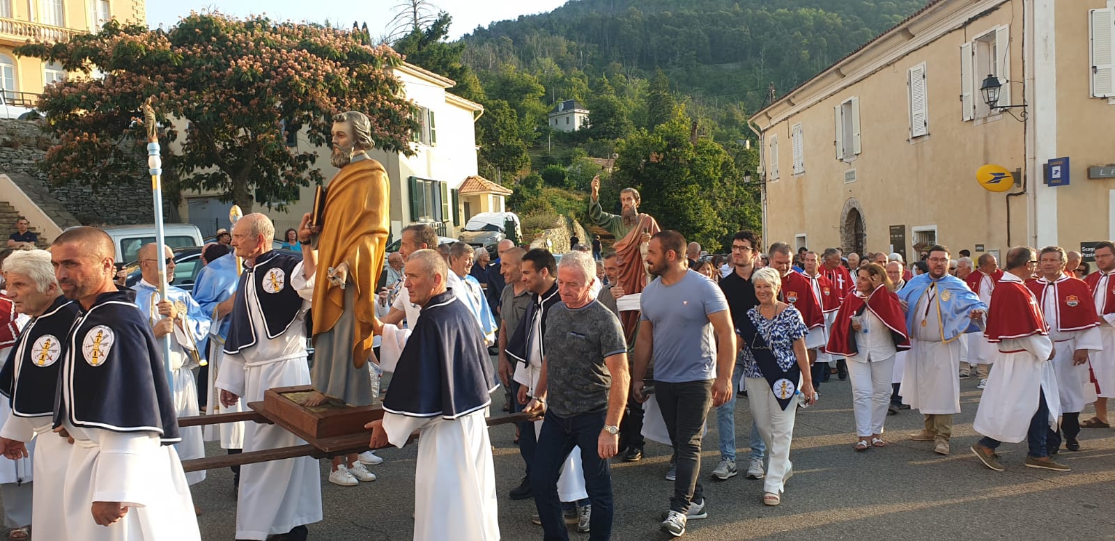 la procession (photo Confrerie Santa Croce)