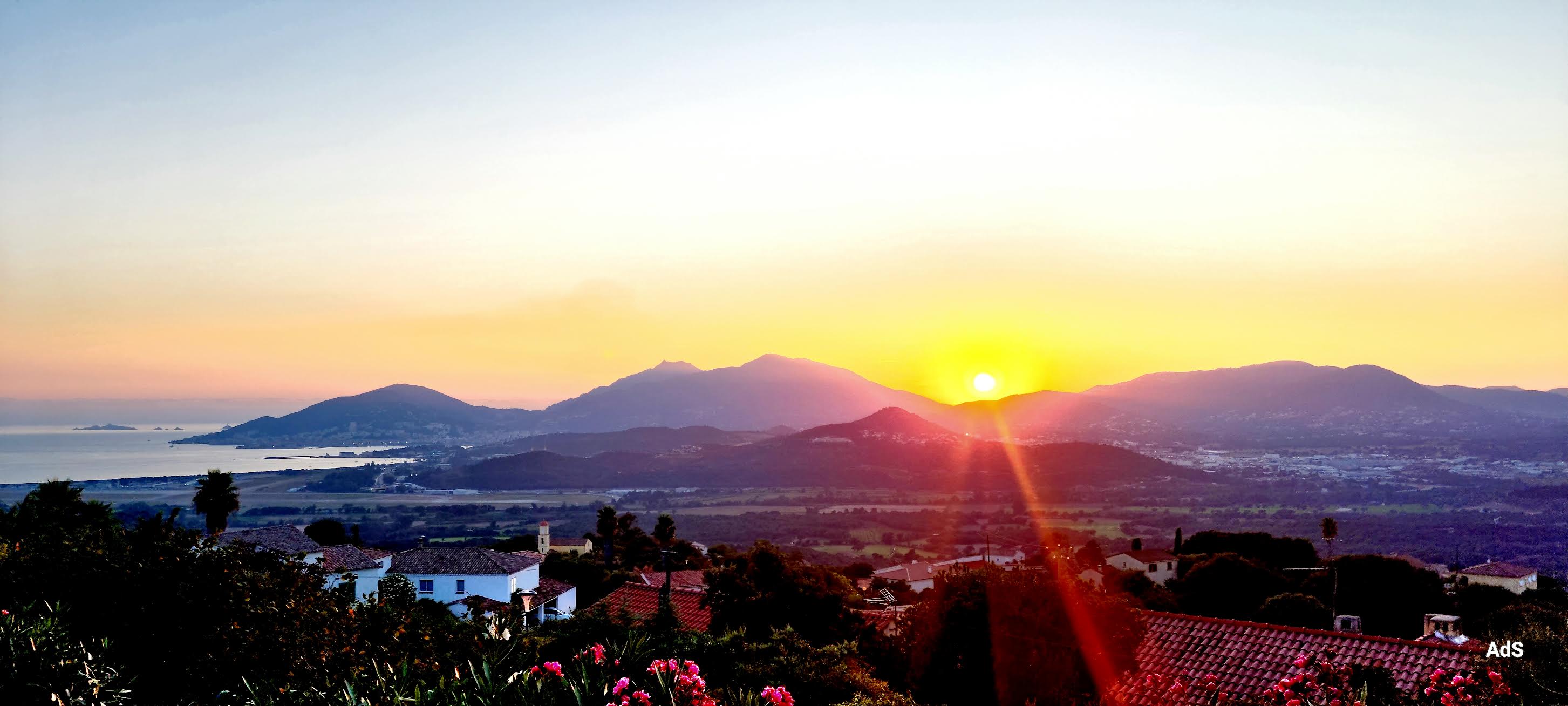 La photo du jour : Coucher de soleil sur Ajaccio