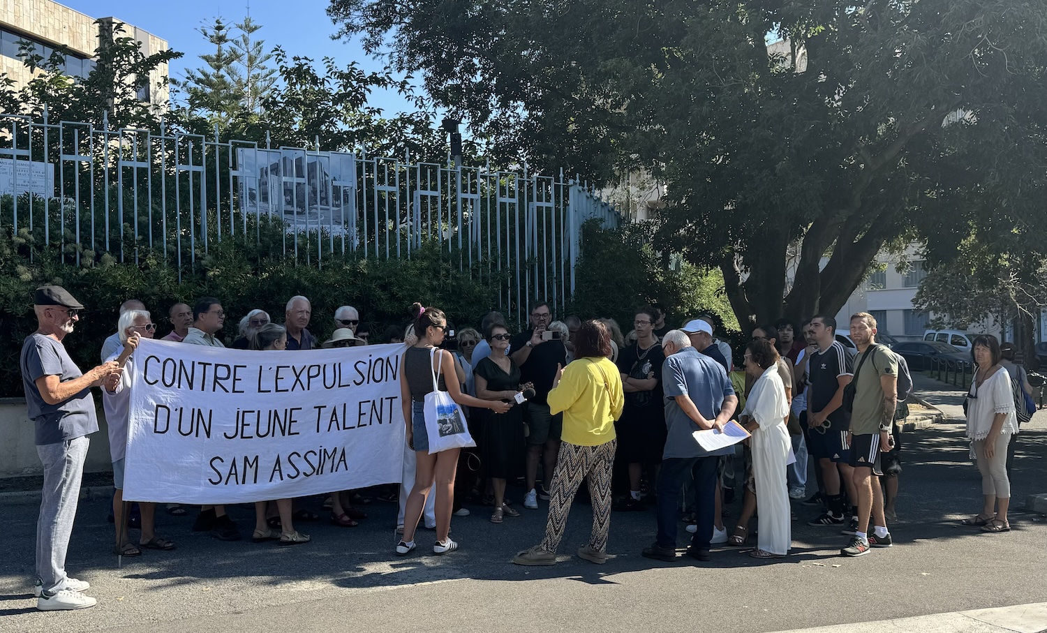 Une quarantaine de personnes s'est rassemblée devant la préfecture lundi 12 août 2024.