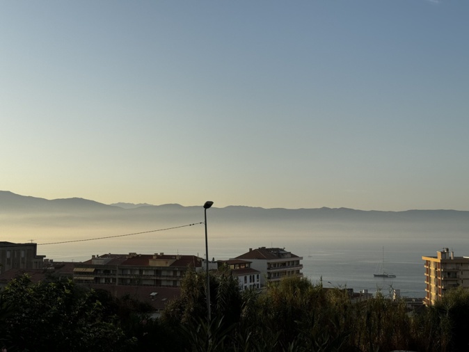 Les fumées de l'incendie ont envahi le golfe d'Ajaccio durant plusieurs heures